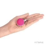 Charger l'image dans la galerie, Une perle, un poids, un parfait accessoire pour tonifier le périnée ! Vous n'avez rien à faire, le poid à l'intérieur de la perle fait le travail pour vous et muscle le périnée. Efficace, discret et tout doux, c'est l'allié idéal des femmes ! 48 grammes dans la main