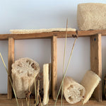 Charger l'image dans la galerie, Véritable éponge végétale de la famille des cucurbitacées. Cette éponge loofah naturelle a un effet exfoliant pour votre peau. Elle se désagregera après un temps d'utilisation. Photo étagère
