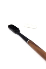 Charger l'image dans la galerie, Magnifique brosse à dents rechargeable en noyer. Fabiquée en France à la main par des ébénistes et tourneurs passionnés ! Posé sans tête
