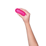 Charger l'image dans la galerie, Ziggy cup, la seule cup qui permet les rapports sexuels pendant les règles. Elle ne gêne pas et sait se faire oublier. tenue plié dans la main