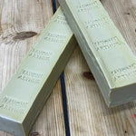 Charger l'image dans la galerie, Un super savon, saponifié à froid, 2 en 1 pour les peaux sensibles. Il convient même à la peau des bébés ! Photo barre