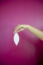 Charger l'image dans la galerie, Un petit bout de tissu pour éviter bien des tâches ! A mettre entre les lèvres vaginales pour éviter les pertes balnches et le spotting de début et fin de règles. Protège slip invisible, il est l'allié de votre lingerie (si vous en avez) !