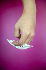 Charger l'image dans la galerie, Un petit bout de tissu pour éviter bien des tâches ! A mettre entre les lèvres vaginales pour éviter les pertes balnches et le spotting de début et fin de règles. Protège slip invisible, il est l'allié de votre lingerie (si vous en avez) ! Mise en position