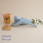 Charger l'image dans la galerie, Pisse-debout réutilisable en bioplastique, fabriqué en France. L'allié des festivals, des randonnées et des toilettes sales. Il vous évite des positions douloureuses et acobatiques. Pisse debout, urinoir féminin, urinoir pour femme, efficace et transportable. bleu gris