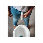 Charger l'image dans la galerie, Pisse-debout réutilisable en bioplastique, fabriqué en France. L'allié des festivals, des randonnées et des toilettes sales. Il vous évite des positions douloureuses et acobatiques. Pisse debout, urinoir féminin, urinoir pour femme, efficace et transportable. En position