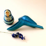 Charger l'image dans la galerie, Pisse-debout réutilisable en bioplastique, fabriqué en France. L'allié des festivals, des randonnées et des toilettes sales. Il vous évite des positions douloureuses et acobatiques. Pisse debout, urinoir féminin, urinoir pour femme, efficace et transportable. turquoise nacré