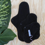 Charger l'image dans la galerie, Un kit d'essai parfait avant de faire son choix ! 1 protège-slip, 1 serviette jour et une nuit et un tampon pour flux normal ! Le kit idéal pour commencer, tester et se familiariser avec les protections. Serviettes et tampons lavables