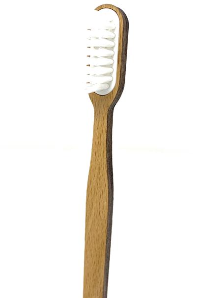 Une brosse à dents à tête rechargeable et au manche en bois afin de laver vos dents efficacement tout en faisant un geste pour la planète !