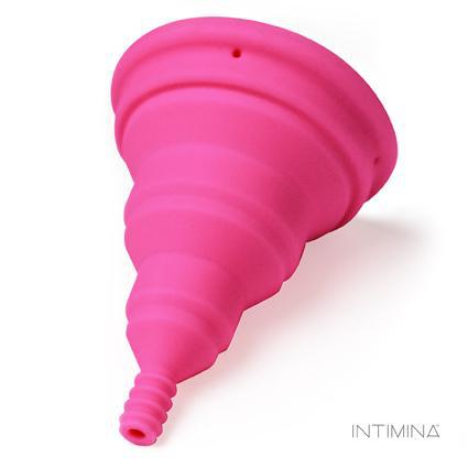 Une des plus petite cup du marché, idéale pour débuter, vue couché. En plastique souple et de qualité médicale, elle est parfaite pour vous. Coupe menstruelle pliable