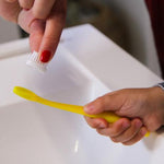 Charger l&#39;image dans la galerie, Une brosse à dents jaune pour les enfants, en action.
